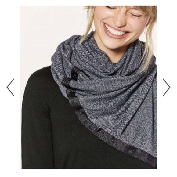 Lululemon Black Houndstooth Vinyasa Scarf Rulu Snap Wrap SO VERSATILE! - Picture 2 of 11
